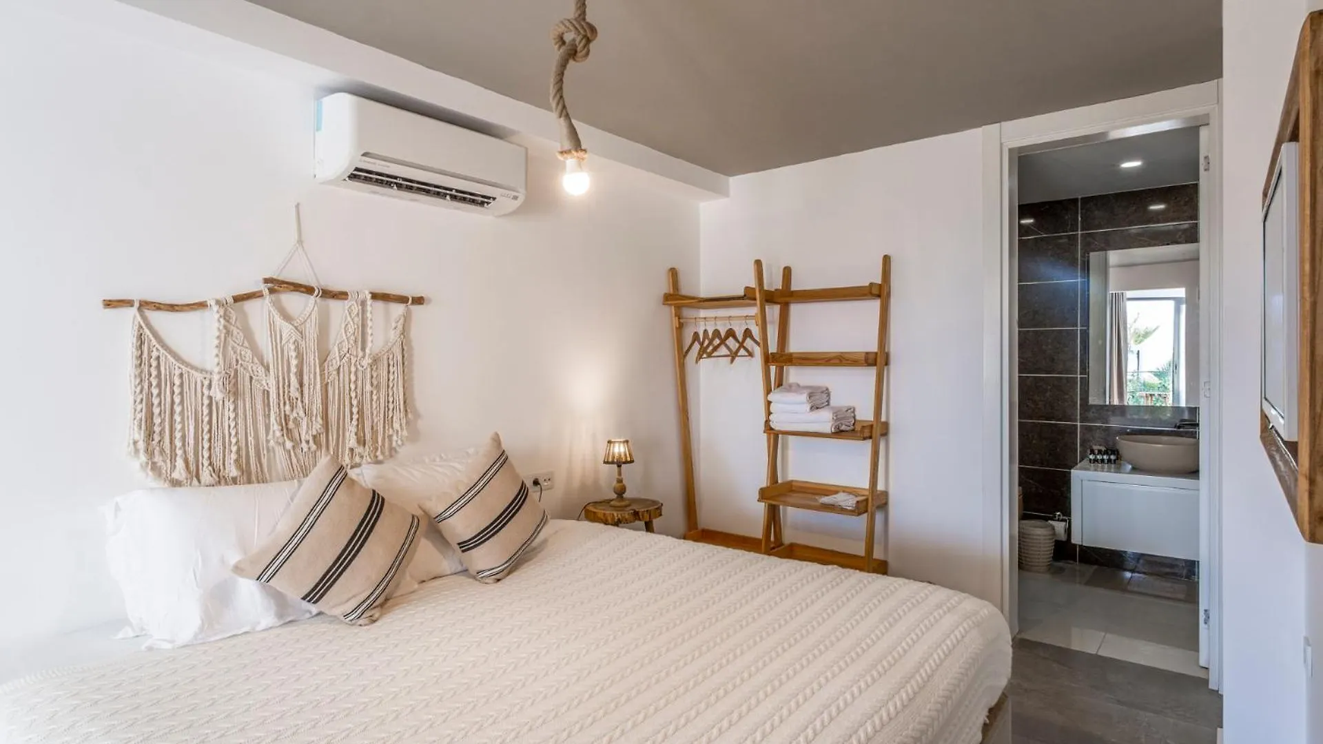 Отель La Local Beach House Yalikavak